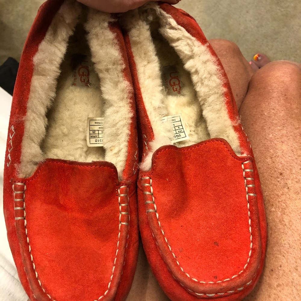 Ugg slippers sz 8. Comfy red leather